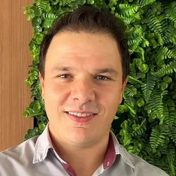 Diego Oliveira, corretor da LEAL Imóveis