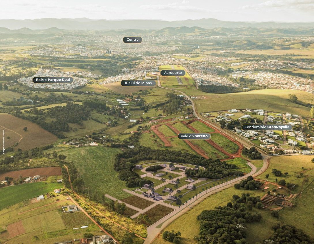 Vista aérea da região com marcações do Centro, aeroporto, IF Sul de Minas, bairro Parque Real, Gran Royalle e Vale do Sereno