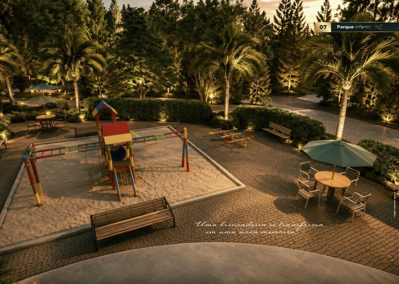 Parque infantil com brinquedos coloridos em meio às palmeiras